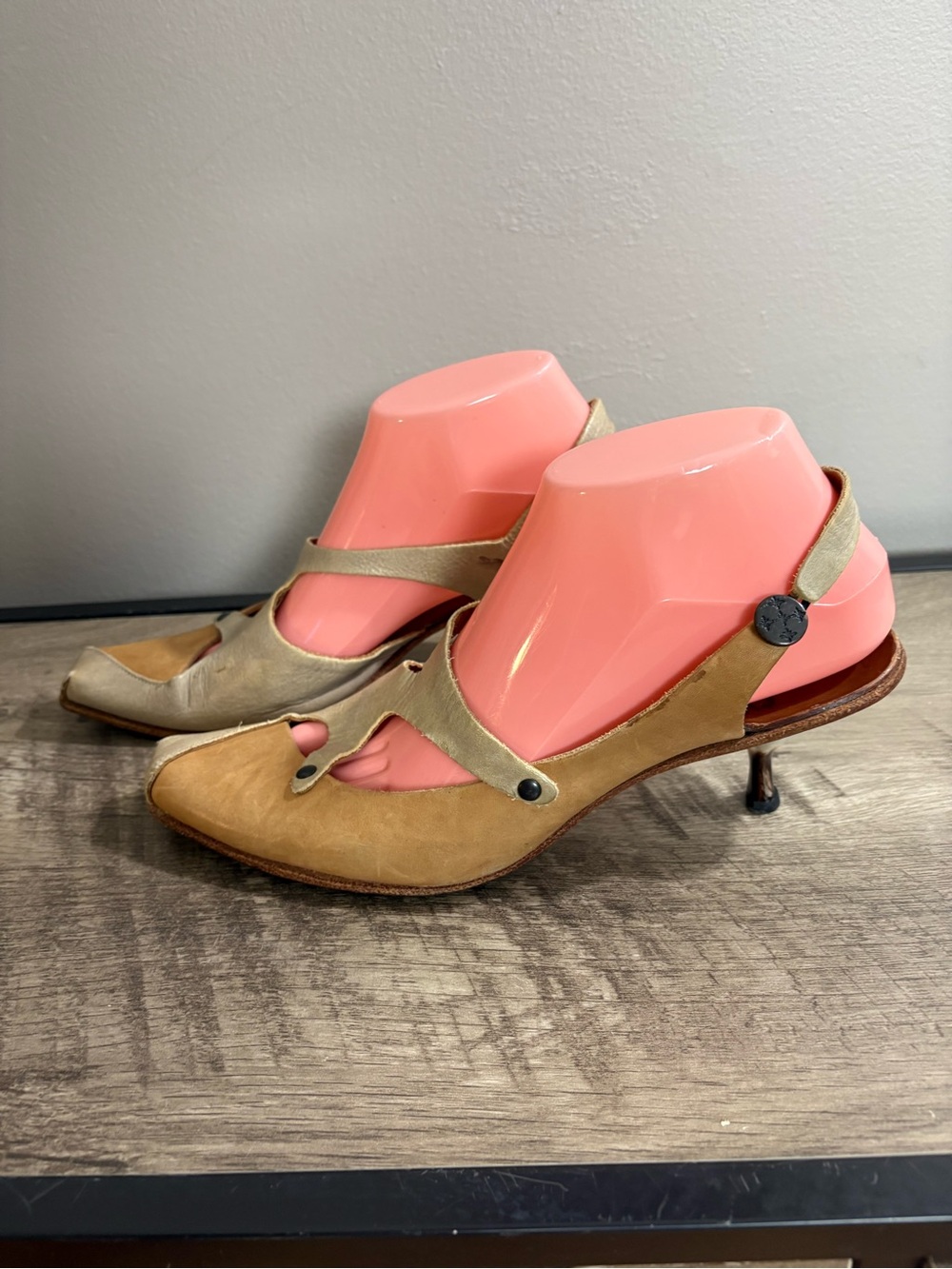 Vintage CYDWOQ 2 Tone Beige OSMOSIS Hand Made LEATHER Kitten Heel COMFORT PUMPS - Picture 3 of 7